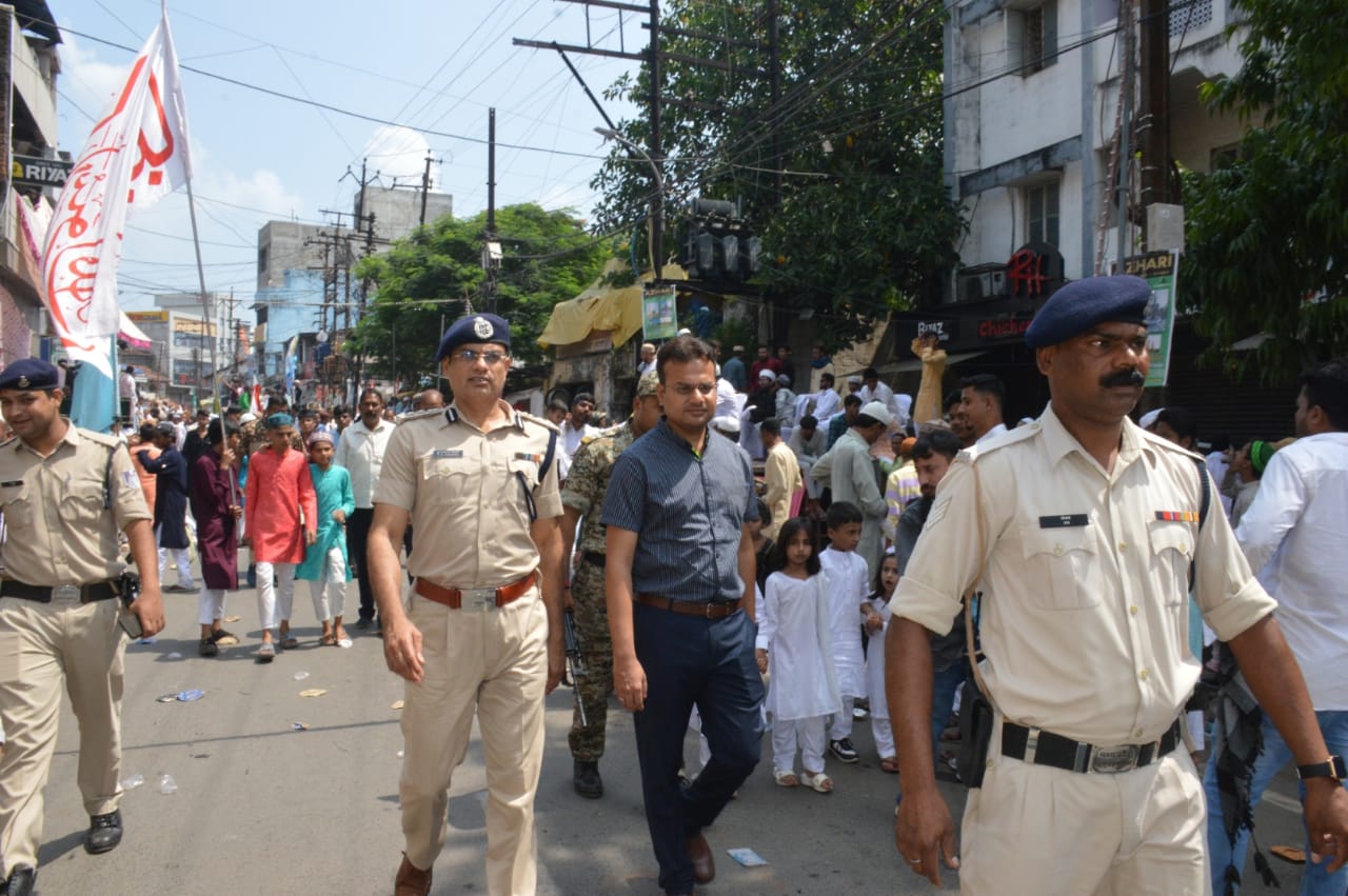 कलेक्टर सौरभ कुमार सुमन एवं पुलिस अधीक्षक तुषार कांत विद्यार्थी ने आज ईद मिलादुन्नबी एवं अनन्त चतुर्दशी के मौके पर शहर के विभिन्न क्षेत्रों का भ्रमण कर  व्यवस्थाओं का जायजा लिया