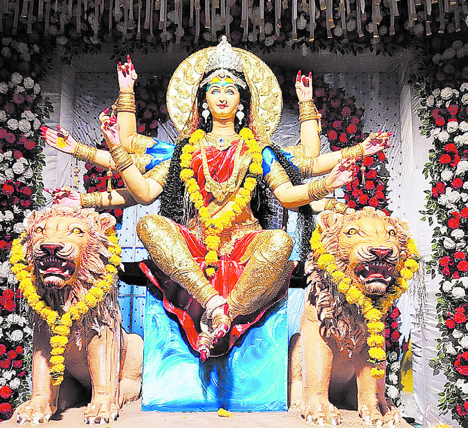 नवरात्र पर देवी दर्शनों की होड़ में व्यवस्था संभालते नहीं दिख रही पुलिस