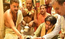 वाराणसी: बागेश्वर बाबा ने काशी विश्वनाथ मंदिर में लगाई हाजिरी, बोले- देश का सोया हुआ हिंदू अब जाग रहा है