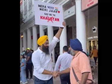 खालिस्तान से आजिज आ चुके हैं सिख समुदाय के लोग दिल्ली में  Say no to Khalistan की तख्ती लगाई सिख युवक ने