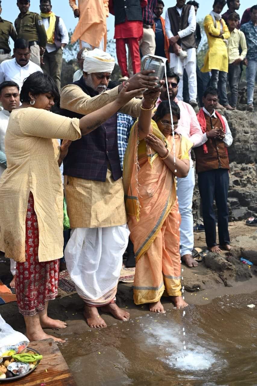 पंचायत व ग्रामीण विकास एवम श्रम मंत्री प्रहलाद सिंह पटेल ने वरमान घाट पर सपरिवार मनाया नर्मदा जन्मोत्सव